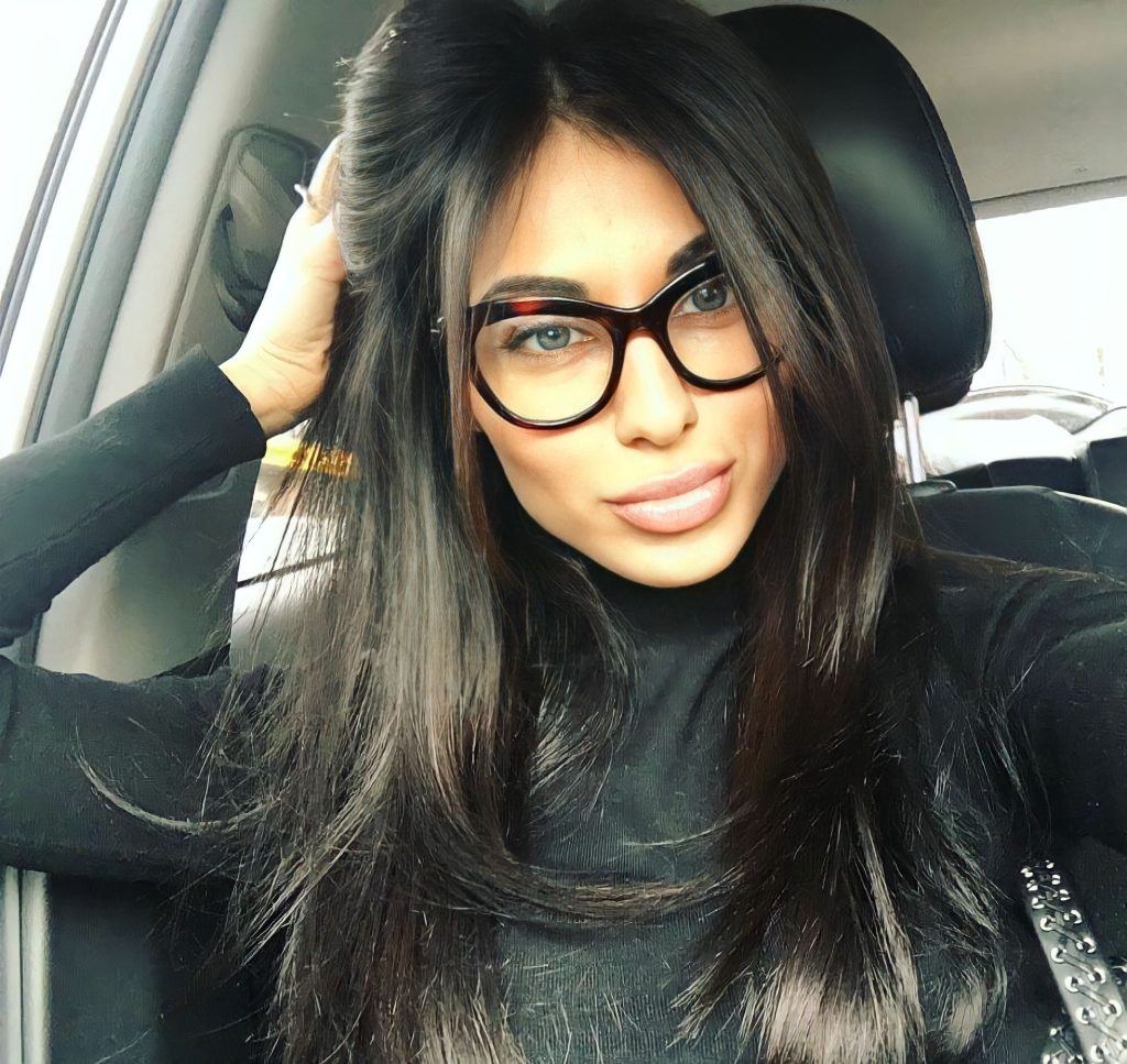 Карина Койнаш в очках